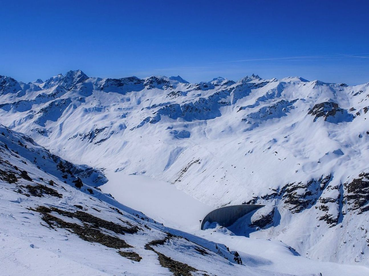 Tundra aberta e picos distantes no horizonte de inverno